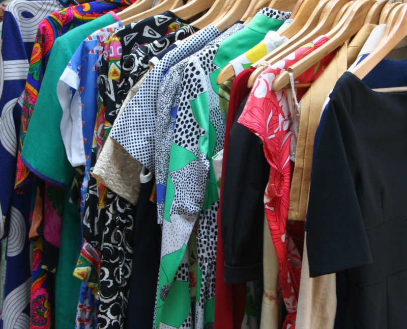 ecommerce-TAVERNES-min_dresses_apparel_clothing_clothes_clothes_hangers_wooden_hangers_retail_shop_closet-1149845