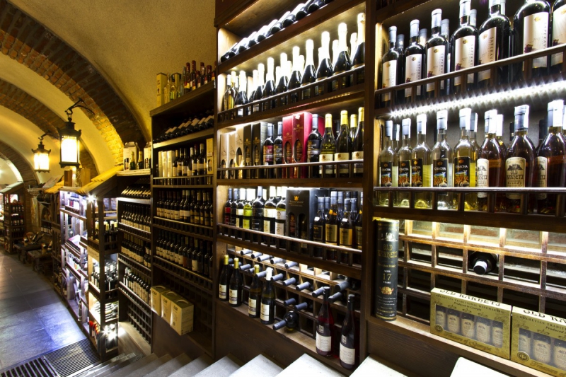 ecommerce-TAVERNES-min_world_street_travel_shop_canon_georgia_wine_bottles-429767